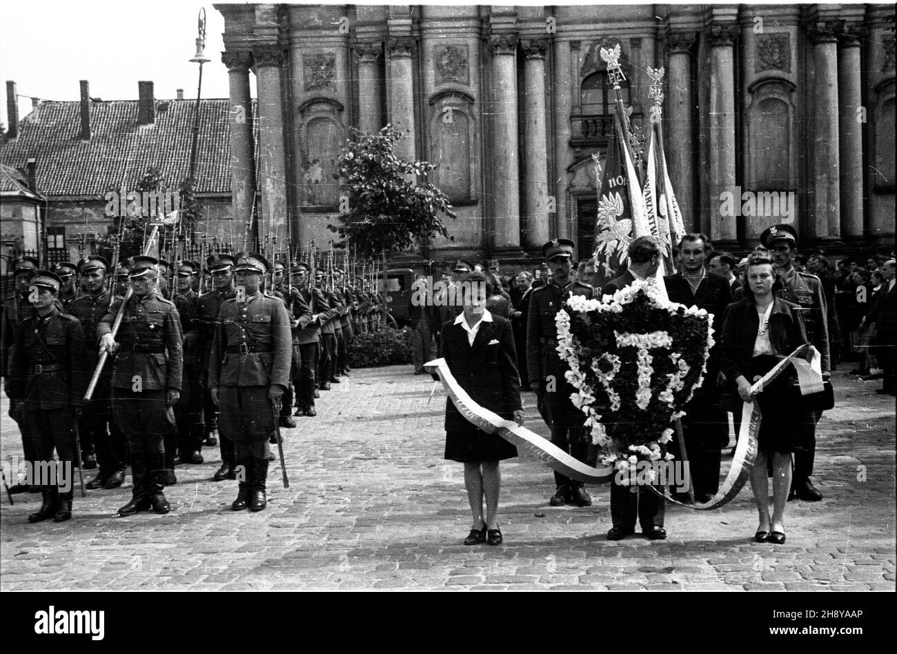 Warszawa, 1946-07-30. Zjazd Towarzystwa Przyjació³ ¯o³nierza (30-31 VII). NZ. Delegacja TP¯ przed koœcio³em Wniebowziêcia NMP i œw. Józefa Oblubieñca (pokarmelicki) przy ul. Krakowskie Przedmieœcie w drodze na Grób Nieznanego ¯o³nierza. ka PAP/Stanis³aw D¹browiecki Varsavia, 30 luglio 1946. Il Congresso della Società degli amici soldato (30-31 luglio). Nella foto: Una delegazione della Società di fronte a Santa Maria dell'Assunzione e a Giuseppe la Chiesa Betrothed (post-Carmelitana) in via Krakowskie Przedmiescie sulla via Krakowskie Przedmiescie sulla Tomba del Milite Ignoto. ka PAP/Stanislaw Dabrowiecki Foto Stock