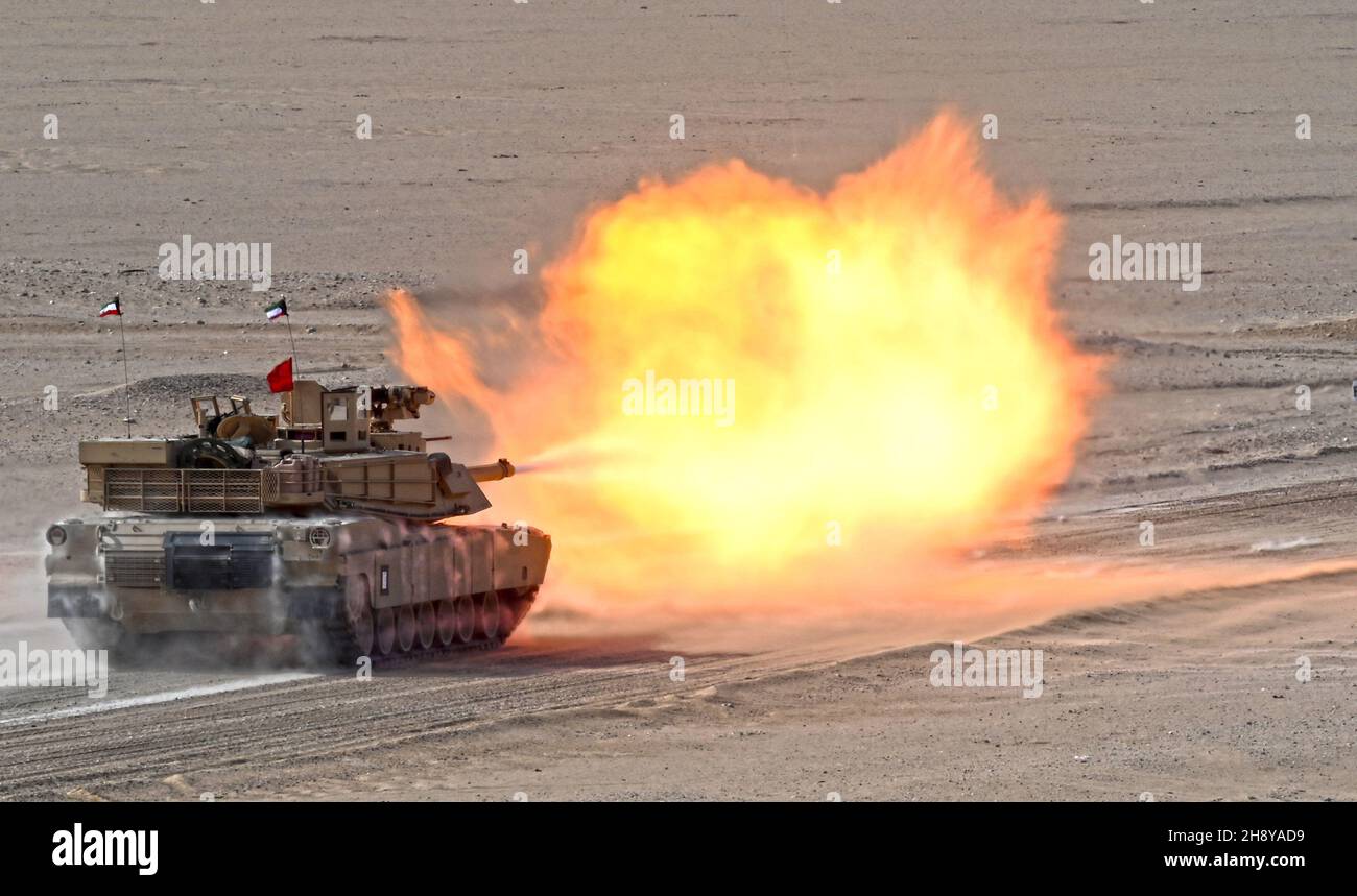 Jahra, Kuwait. 2 Dic 2021. La foto scattata il 2 dicembre 2021 mostra un'esercitazione militare dell'esercito del Kuwait in Jahra Governorate, Kuwait. Le forze armate del Kuwait rimangono pronte per qualsiasi emergenza, il primo ministro del Kuwait Sheikh Sabah Khaled al-Hamad al-Sabah ha detto giovedì. Ha fatto le osservazioni durante una visita alle truppe di terra dell'esercito del Kuwait al campo di addestramento di al-Udaire nel Governatorato di Jahra. Credit: Asad/Xinhua/Alamy Live News Foto Stock