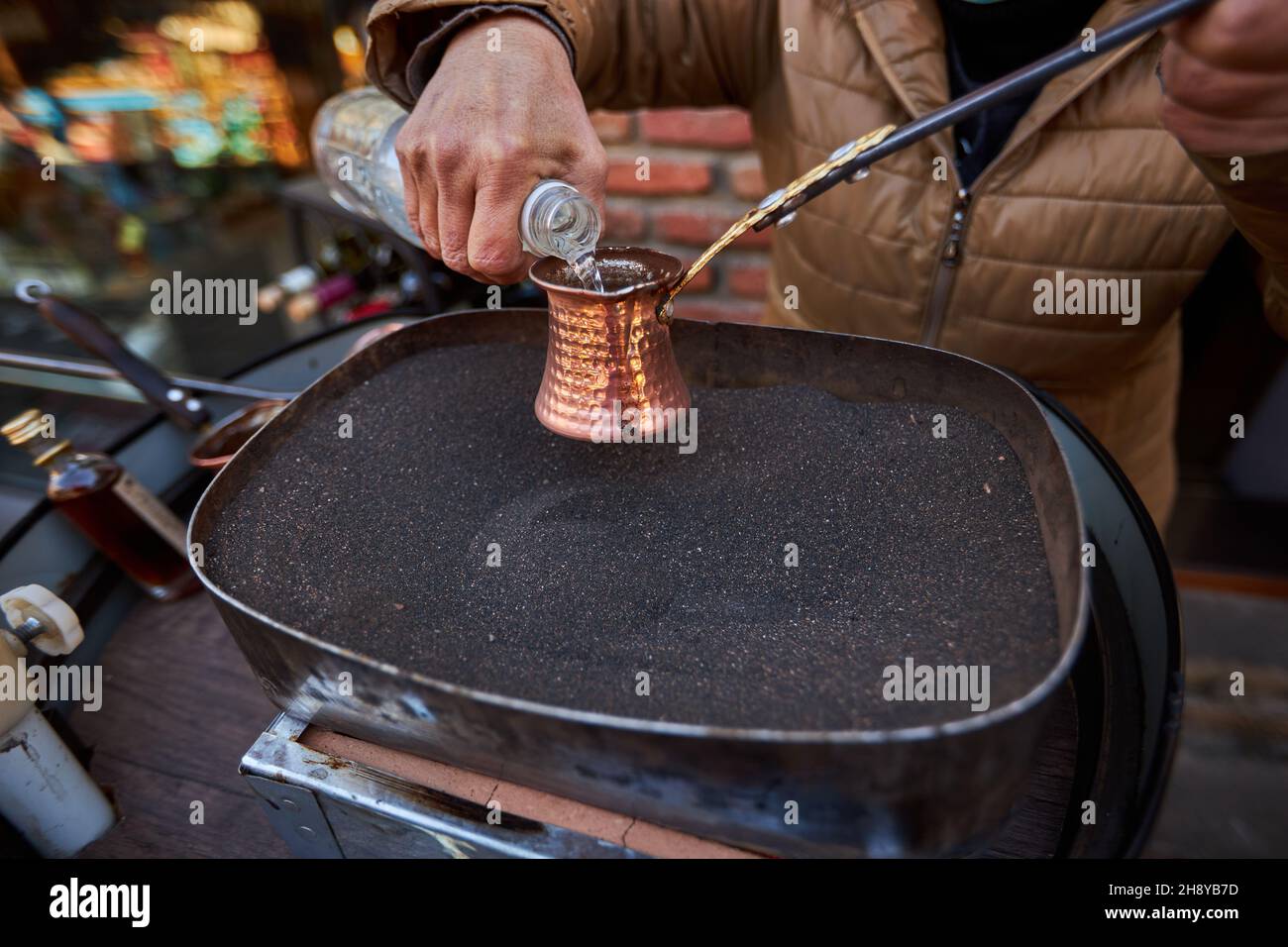 Caffè aromatico preparato in sabbia calda caffè turco in cezve Foto Stock