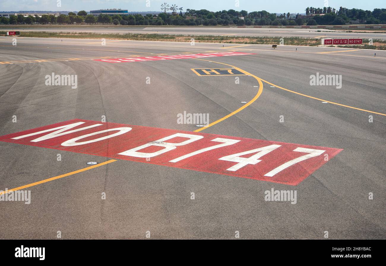 Palma, Spagna - 25 settembre 2019: Nessun cartello rosso B747 a terra dell'aeroporto di Maiorca - pista non designata per gli aerei Boeing Foto Stock