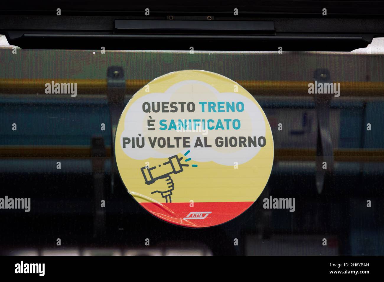 Milano, Italia coach window covid-19 banner di protezione che indica la zona è disinfettata. Accedi al vagone della metropolitana con il messaggio in italiano che questo treno è sanitizzato più volte al giorno. Foto Stock