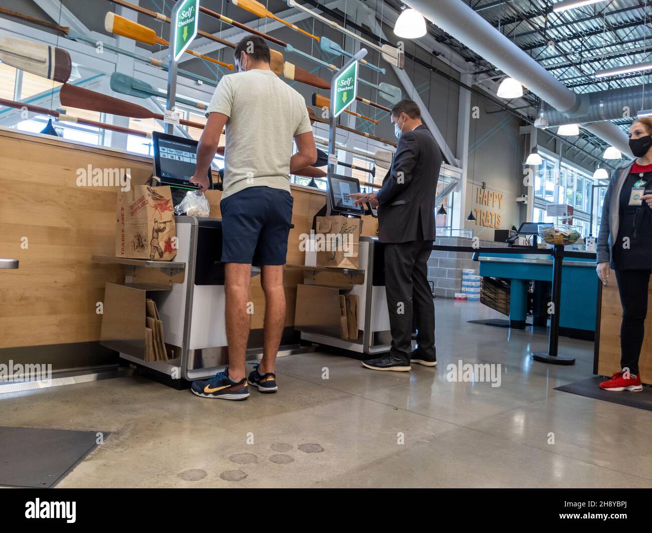Kirkland, WA USA - circa settembre 2021: Vista dei clienti che effettuano il check out nelle corsie di self-check all'interno di un negozio di alimentari Whole Foods. Foto Stock Kirkland, WA USA - circa settembre 2021: Vista dei clienti che effettuano il check out nelle corsie di self-check all'interno di un negozio di alimentari Whole Foods. Foto Stock
