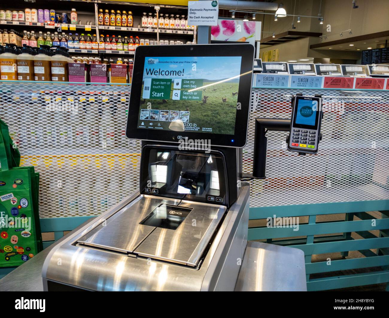 Kirkland, WA USA - circa settembre 2021: Vista di un chiosco self-check all'interno di un negozio di alimentari Whole Foods. Foto Stock Kirkland, WA USA - circa settembre 2021: Vista di un chiosco self-check all'interno di un negozio di alimentari Whole Foods. Foto Stock