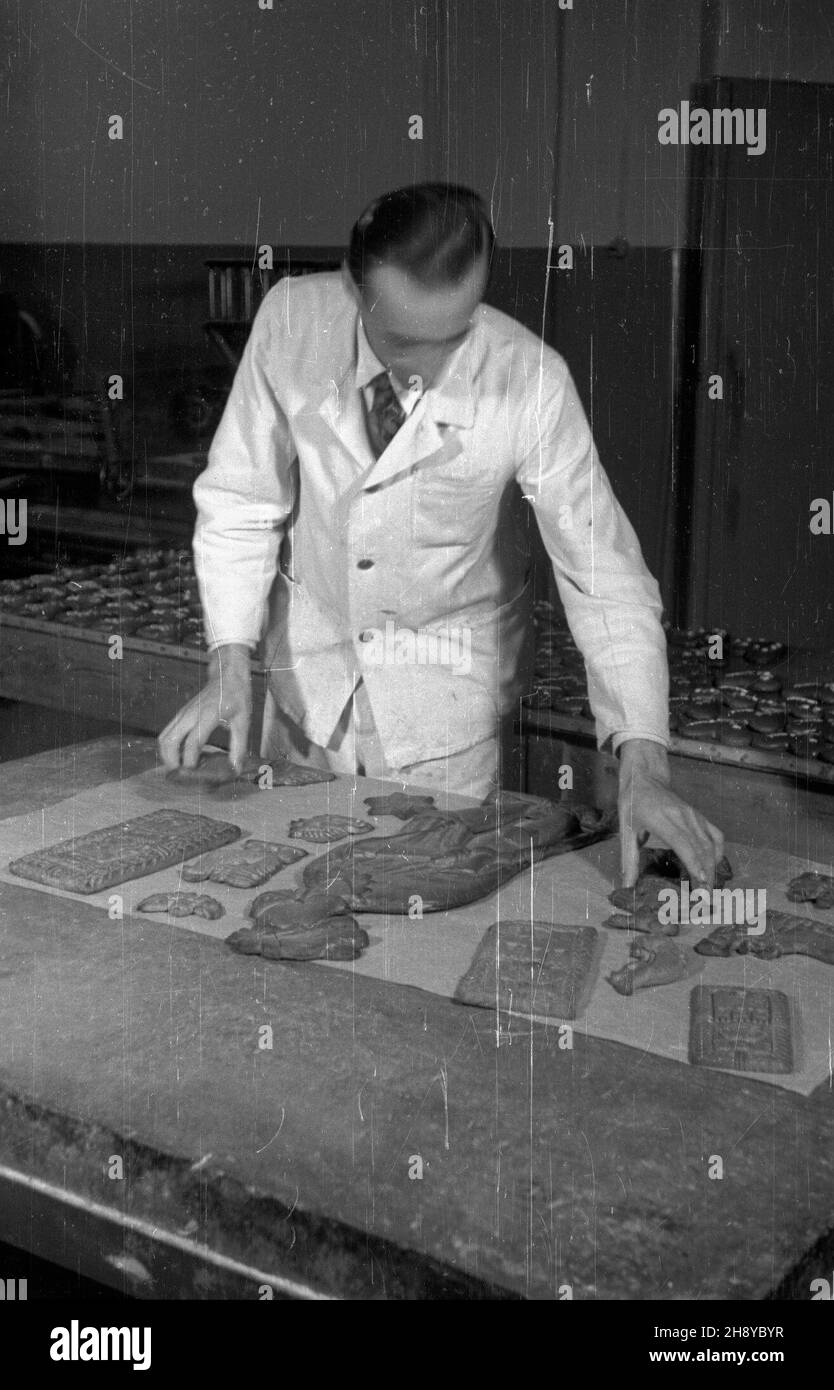 Toruñ, 1946-08. Dzie³o spo³emowskich cukierników - s³ynne toruñskie pierniki o przeró¿nych kszta³tach. mw PAP/Jerzy Baranowski Dok³adny dzieñ wydarzenia nieustalony. Torun, 1946 agosto. Famosi cuori di pan di zenzero Torun prodotti presso lo stabilimento di produzione di Spolem. mw PAP/Jerzy Baranowski Foto Stock