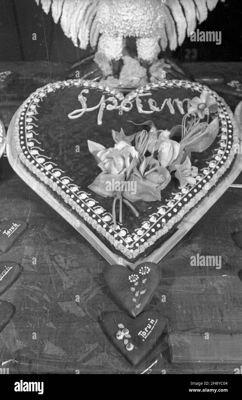 Toruñ, 1946-08. Dzie³o spo³emowskich cukierników - pierniki w kszta³cie serca, bogato zdobione, z napisami Toruñ i Spo³em. mw PAP/Jerzy Baranowski Dok³adny dzieñ wydarzenia nieustalony. Torun, 1946 agosto. Cuori di pan di zenzero, con ricchi ornamenti, prodotti presso lo stabilimento di produzione di Spolem. mw PAP/Jerzy Baranowski Foto Stock