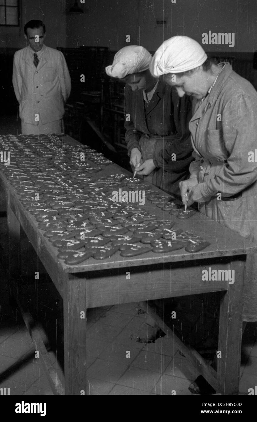 Toruñ, 1946-08. Pracownice Zak³adów Wytwórczych Spo³em zdobi¹ rêcznie glazur¹ bia³kow¹ piernikowe serduszka. Ka¿de ciastko otrzymuje indywidualny ornament. mw PAP/Jerzy Baranowski Dok³adny dzieñ wydarzenia nieustalony. Torun, 1946 agosto. Lavoratori dello stabilimento di produzione Spolem glassare i cuori di pan di zenzero. Ogni cuore ha ornamento individuale. mw PAP/Jerzy Baranowski Foto Stock