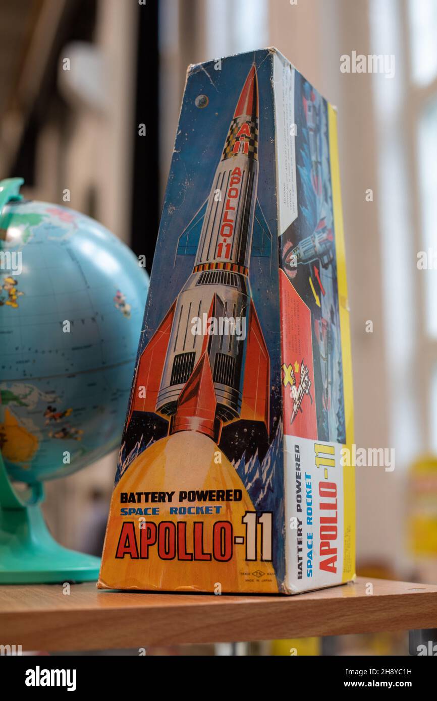 Razzo spaziale giocattolo in stagno d'epoca Apollo-11 alimentato a batteria in vendita al retro & Vintage Design Expo di Helsinki, Finlandia Foto Stock