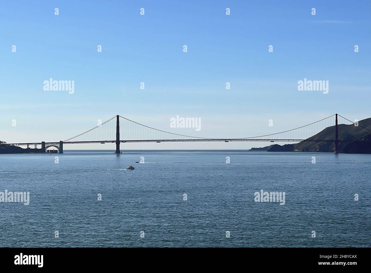 San Francisco, Stati Uniti. 24 novembre 2021. 24 novembre 2021. Il Golden Gate Bridge è visibile dal traghetto per l'isola di Alcatraz. San Francisco, California, si trova nella California settentrionale, sulla costa del Pacifico. In città vivono circa 875,000 persone. (Foto di Samuel Rigelhaupt/Sipa USA ) Credit: Sipa USA/Alamy Live News Foto Stock