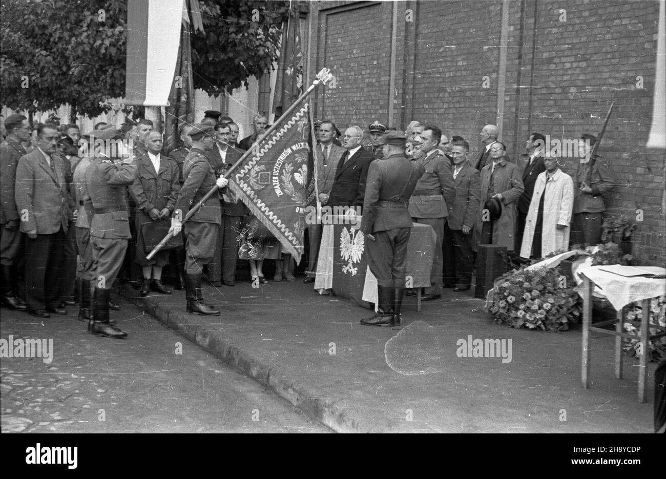 ¯yrardów, 1946-08. Uroczystoœæ ku czci wiêŸniów Pawiaka, ofiar hitlerowskiej egzekucji 18 XI 1943 roku. ka PAP Dok³adny dzieñ wydarzenia nieustalony. Zyrardow, 1946 agosto. Cerimonie in onore dei prigionieri Pawiak, vittime dell'esecuzione tedesca il 18 novembre 1943. ka PAP Foto Stock