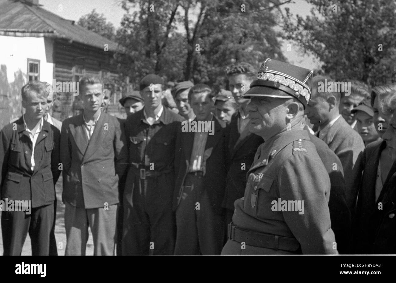 Polska, 1946. Pobór do Wojska Polskiego. Na pierwszym planie genera³ Karol Œwierczewski. ps/gr PAP/Jerzy Baranowski Polonia, 1946. La Iscrizione all'esercito polacco. In primo piano Generale Karol Swierczewski. ps/gr PAP/Jerzy Baranowski Foto Stock