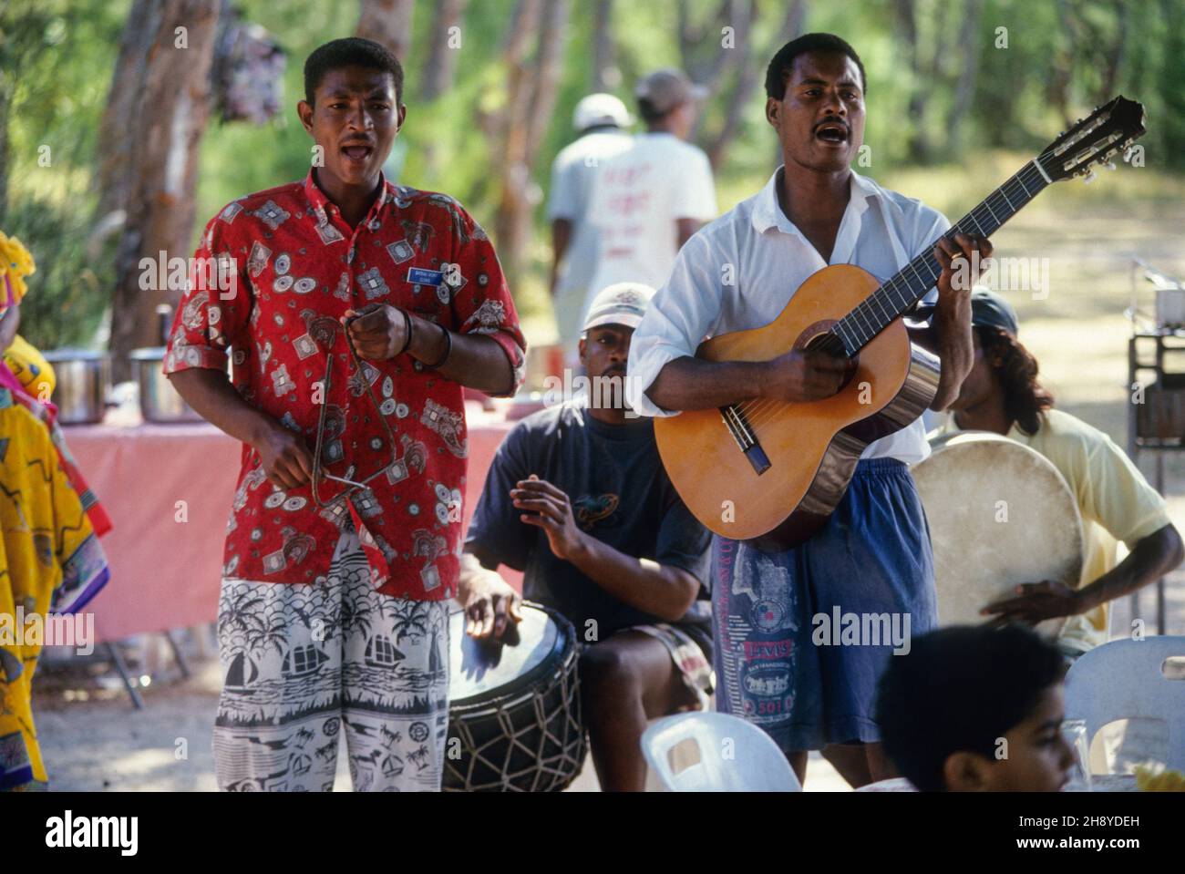 Sega band suonando il folclore tradizionale e musica da ballo su una spiaggia di Mauritius Foto Stock