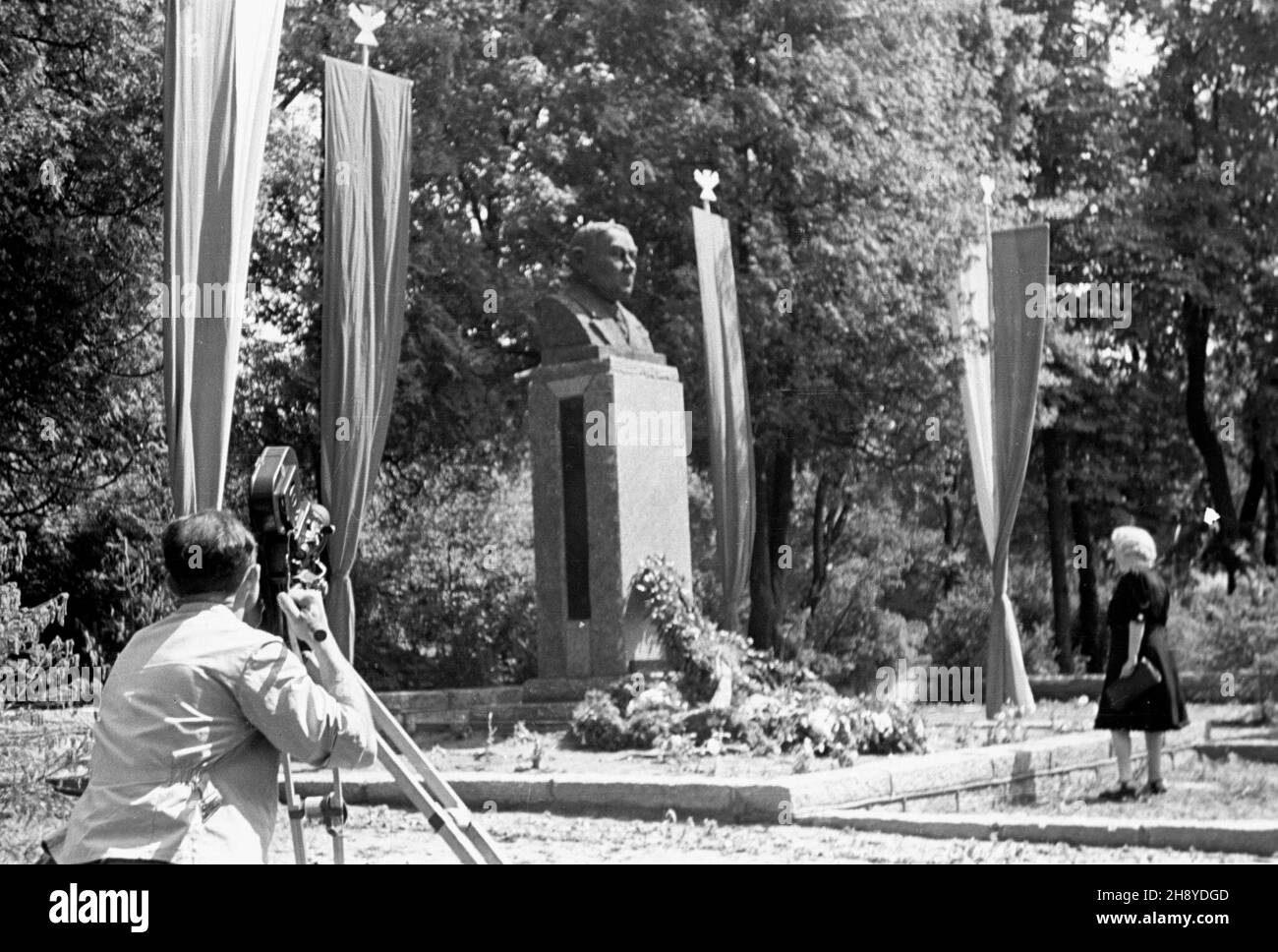 Olsztyn, 1946-08. Pomnik Stefana Jaracza, aktora i dyrektora warszawskiego teatru Ateneum. ps/gr PAP/Sprudin Olsztyn, agosto 1946. Il monumento di Stefan Jaracz, attore e direttore del Teatro Ateneum di Varsavia. ps/gr PAP/Sprudin Foto Stock