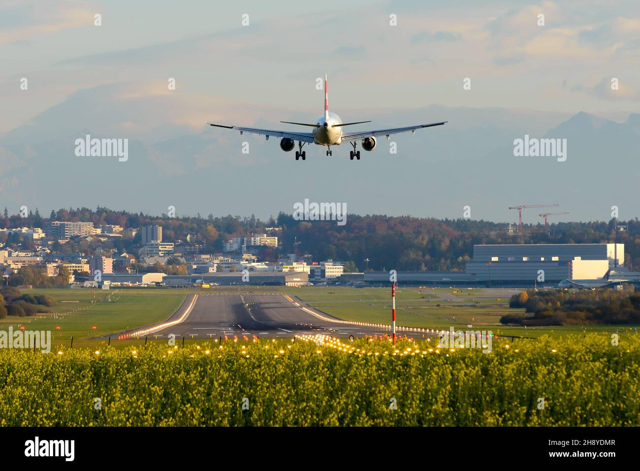 Pista dell'aeroporto di Zurigo con atterraggio per velivoli Swiss Air. Aeroporto situato a Kloten, Zurigo che funge da hub per i viaggi aerei. Aeroplano sull'approccio finale. Foto Stock
