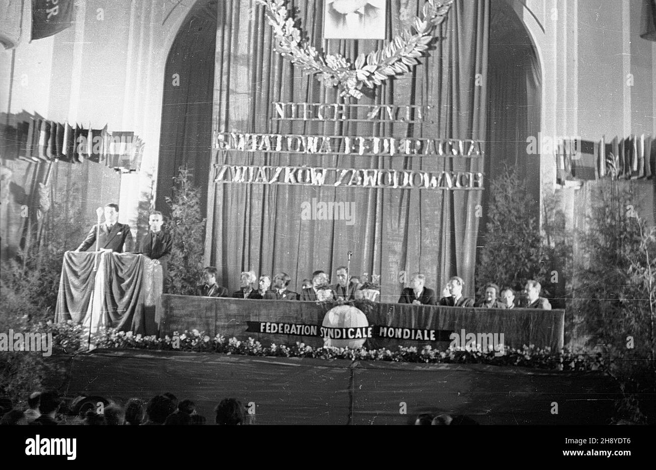 Warszawa, 1946-08-12. Teatr Roma, Louis Saillant, sekretarz Œwiatowej Federacji Zwi¹zków Zawodowych na spotkaniu z robotnikami stolicy. Saillant goœci³ z 6-dniow¹ wizyt¹ w Polsce (7-13 sierpnia). ps/gr PAP/Jerzy Baranowski Varsavia, 12 agosto 1946. Il Teatro Roma, Louis Saillant, segretario della Federazione sindacale mondiale, in un incontro con i lavoratori di Varsavia. Saillant ha fatto una visita di sei giorni in Polonia (tra il 7 e il 13 agosto). ps/gr PAP/Jerzy Baranowski Foto Stock