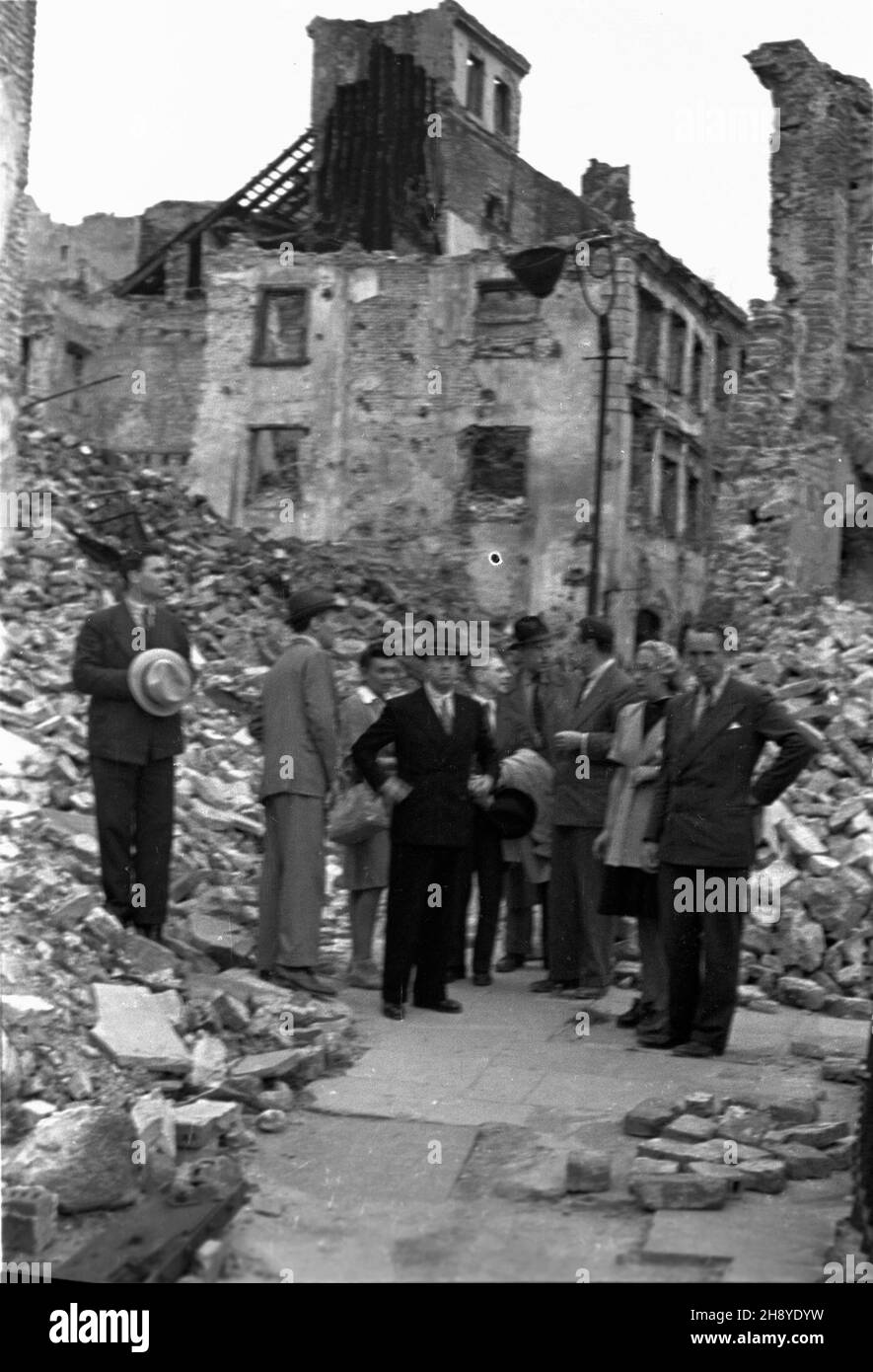 Warszawa, 1946.08.16-20. Delegacja Podkomisji ONZ do spraw Odbudowy Gospodarczej Terenów Zniszczonych w ruinach Starego Miasta. ps/gr PAP/Jerzy Baranowski Varsavia, 16-20 agosto 1946. I delegati della Commissione delle Nazioni Unite per la ricostruzione economica dei territori distrutti visitano le rovine della città vecchia. ps/gr PAP/Jerzy Baranowski Foto Stock