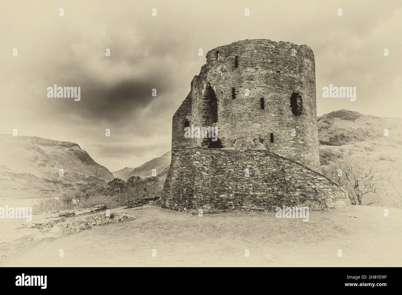 Si tratta della fortezza medievale-rotonda del 13 ° secolo del Castello Dolbadarn costruito da Llewelyn il Grande vicino al villaggio gallese di Llanberis Foto Stock