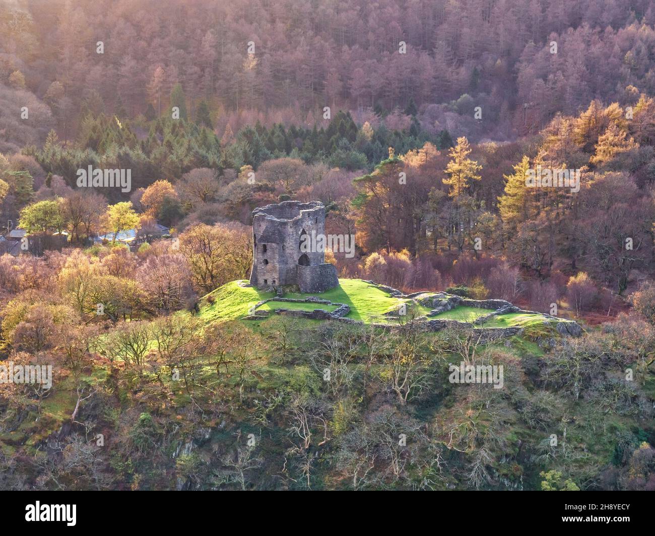 Si tratta della fortezza medievale-rotonda del 13 ° secolo del Castello Dolbadarn costruito da Llewelyn il Grande vicino al villaggio gallese di Llanberis Foto Stock