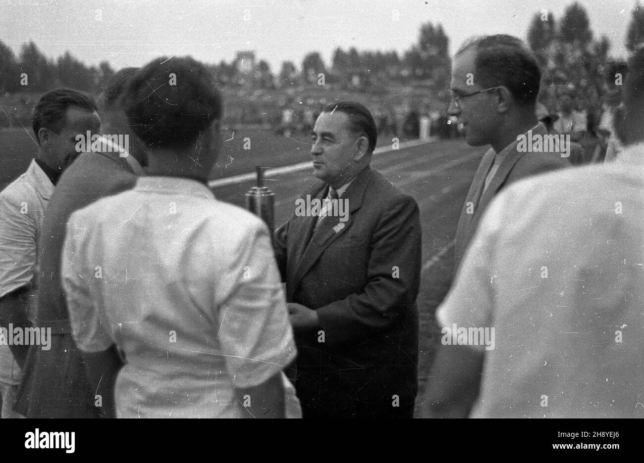 Warszawa, 1946-08-22. Pierwsze ogólnopolskie Igrzyska Sportowe Zwi¹zków Zawodowych (19-22.VIII) na stadionie Wojskowego Klubu Sportowego Legia, w których rywalizowali w 11 dyscyplinach reprezentanci 17 zwi¹zków zawodowych. Uroczyste zakoñczenie zawodów, sekretarz generalny Komisji Centralnej Zwi¹zków Zawodowych Adam Kury³owicz (C), przewodnicz¹cy KCZZ Kazimierz Witaszewski (P) wrêczaj¹ klubom puchary. ka PAP Varsavia, 22 agosto 1946. I Giochi nazionali di Sport dei sindacati al club sportivo militare Legia (agosto 19-22). In 11 discipline erano rappresentanti di 17 sindacati Foto Stock