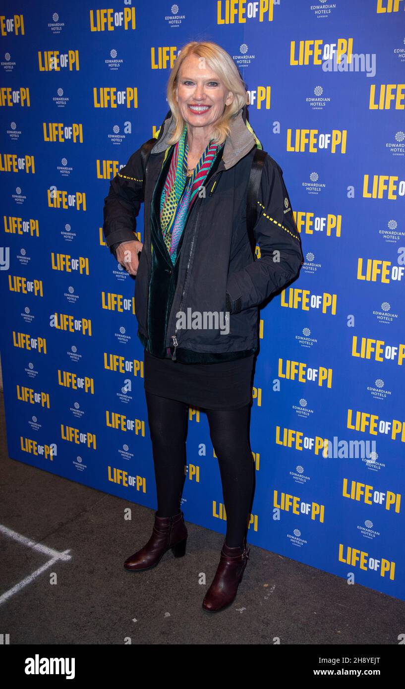 LONDRA - INGHILTERRA DEC 2: Anneka Rice partecipa alla "Life of Pi", la serata di apertura al Wyndham Theatre di Londra, Inghilterra, il 2 dicembre 2021. Foto di Gary Mitchell/Alamy Live News Foto Stock