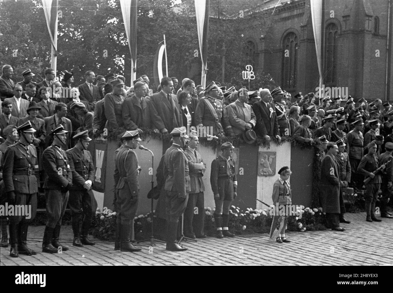 Bydgoszcz, 1946-09-01. W obchodzonym uroczyœcie dniu œwiêta Lottictwa Polskiego odbywa³o siê jednoczeœnie zamkniêcie obchodów 600 lecia istnienia Bydgoszczy. Fina³owym akcentem by³a wielka defilada oddzia³ów Wojska Polskiego, któr¹ przyj¹³ marsza³ek Micha³ Rola-¯ymierski. NZ. Na trybunie honorowej m.in.: marsza³ek Micha³ Rola-¯ymierski (z bu³aw¹), obok po prawej ministro informacji i propagandy Stefan Matuszewski (w jasnym p³aszczu), po lewej ministro lasów Stanis³aw Tkaczow (z w¹sami). mw PAP Bydgoszcz, 1 settembre 1946. La Giornata dell'Aviazione Polacca ha coinciso con le cerimonie che segnarono il 600 Foto Stock