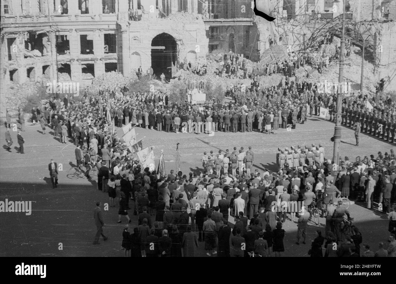 Warszawa, 1946-09-08. Uroczystoœci ku czci prezydenta Warszawy Stefana Starzyñskiego. mjr. ks. NZ. Jan Mrugacz odprawia mszê na placu Teatralnym ruinami Ratusza przed. Z lewej, poczty sztandarowe szkó³ warszawskich i dru¿yn harcerskich. Z prawej kompania honorowa Wojska Polskiego. msa PAP/Kazimierz Madejski Varsavia, 8 settembre 1946. Cerimonie in onore del sindaco di Varsavia Stefan Starzynski. Nella foto: Padre Jan Mrugacz che dice una messa in piazza Teatralny di fronte alle rovine del municipio. A destra una guardia d'onore dell'esercito polacco. Sulla sinistra le feste a colori delle scuole di Varsavia e i pacchetti scout. msa PA Foto Stock