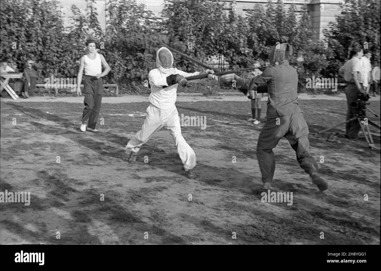 Warszawa, 1946-09-11. Zawody sportowe o puchar Wojska Polskiego na stadionie klubu sportowego Legia. NZ. Zawody w szermierce na bagnety. po/mgs PAP Varsavia, 11 settembre 1946. Gara sportiva della Polish Army Cup allo stadio del club sportivo Legia. Nella foto: Fissaggio a baionetta. po/mgs PAP Foto Stock