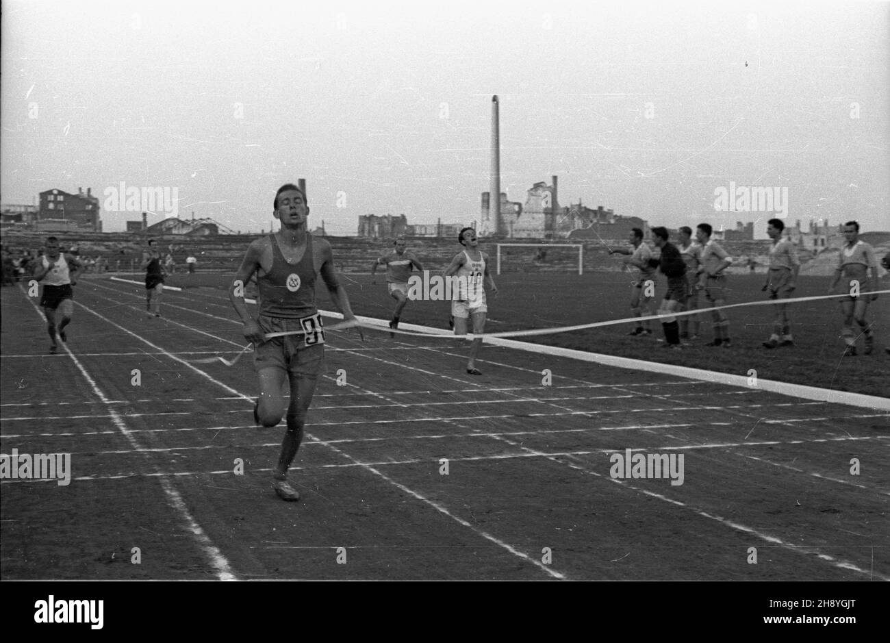 Warszawa, 1946-09-11. Zawody sportowe o puchar Wojska Polskiego na stadionie klubu sportowego Legia. NZ. Lekkkoatleci na mecie biegu. po/mgs PAP Varsavia, 11 settembre 1946. Gara sportiva della Polish Army Cup allo stadio del club sportivo Legia. Foto: Atlete al traguardo. po/mgs PAP Foto Stock