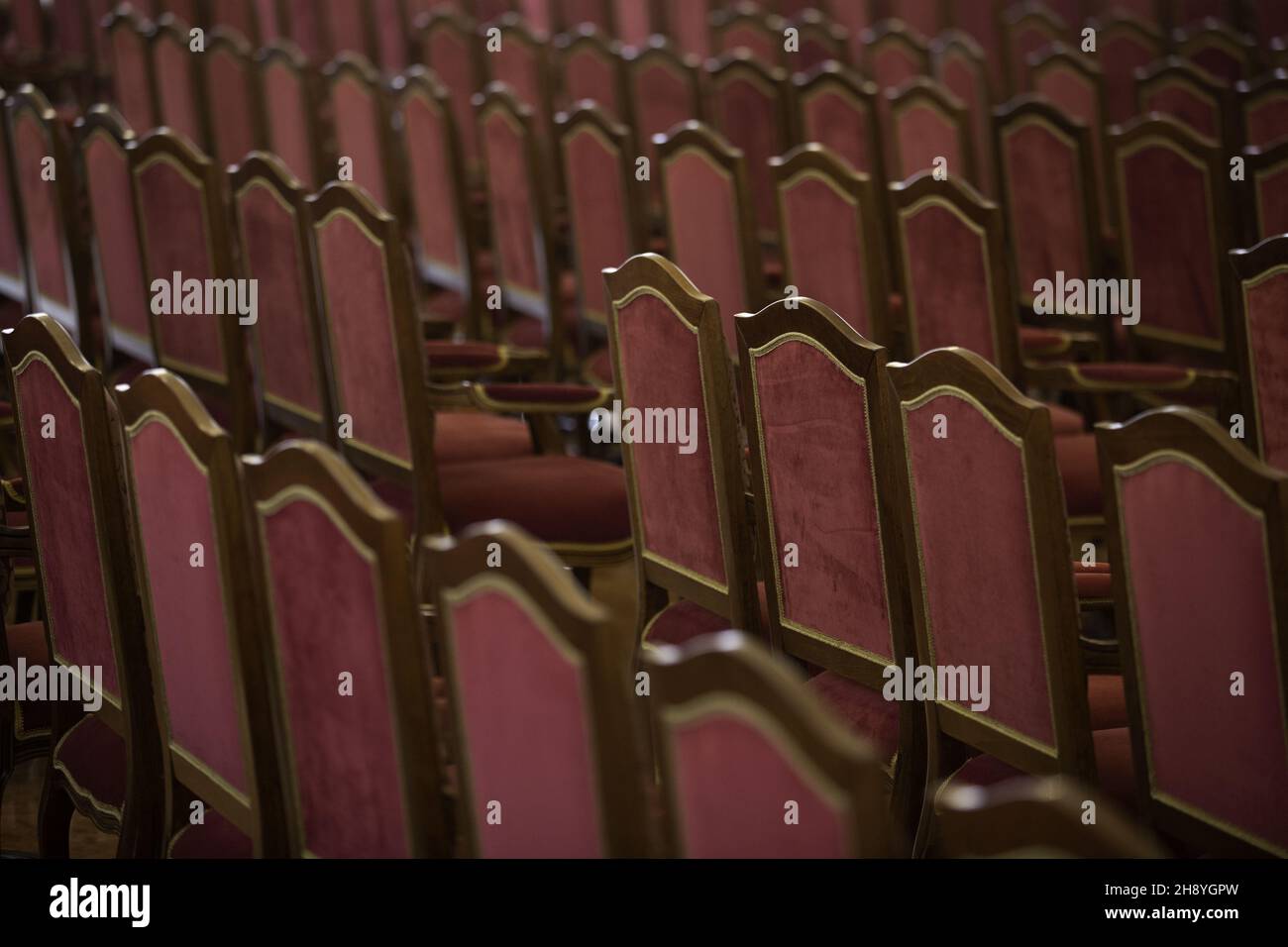 Le file delle sedie in una sala conferenze - nessuno, nessuna gente Foto Stock