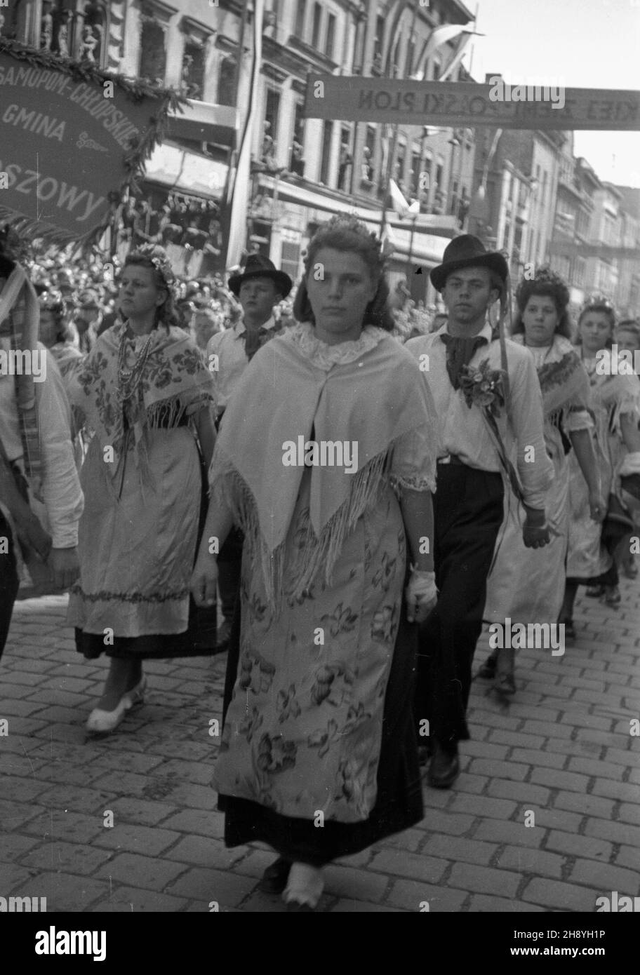 Opole, 1946-09-16. Ogólnopolskie uroczystoœci do¿ynkowe. NZ. pochód delegacji ch³opskich i organizacji spo³ecznych w centrum miasta. po/gr PAP/Jerzy Baranowski Opole, 16 settembre 1946. Feste nazionali del raccolto. Nella foto: Una sfilata di delegati contadini e organizzazioni sociali nel centro della città. po/gr PAP/Jerzy Baranowski Foto Stock