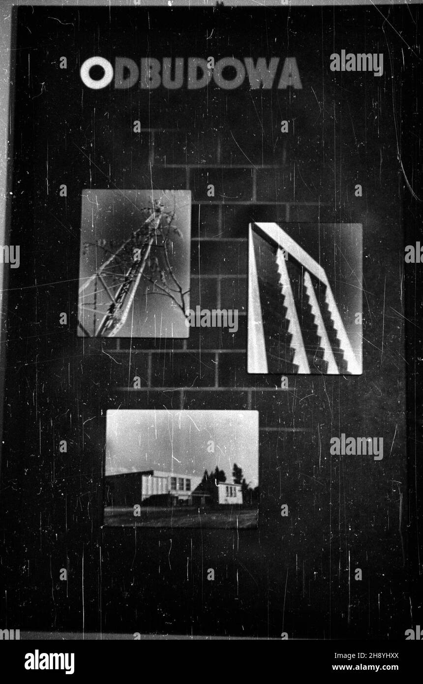 Wroc³aw, 1946-09-29. W budynku inauguruj¹cej dzia³alnoœæ rozg³oœni radiowej otwaro wystawê obrazuj¹c¹ odbudowê radiofonii polskiej. Projektowali j¹ Tadeusz Rogowski i Andrzej Wierciñski. NZ. Plansza wystawowa - Odbudowa. mw PAP Wroclaw, 29 settembre 1946. La mostra raffigurante la ricostruzione e le realizzazioni della radio polacca si è aperta nella costruzione di una stazione radio che ha iniziato la trasmissione. L'edificio è stato progettato da Tadeusz Rogowski e Andrzej Wiercinski. Nella foto: Il tabellone della mostra: Ricostruzione. mw PAP Foto Stock