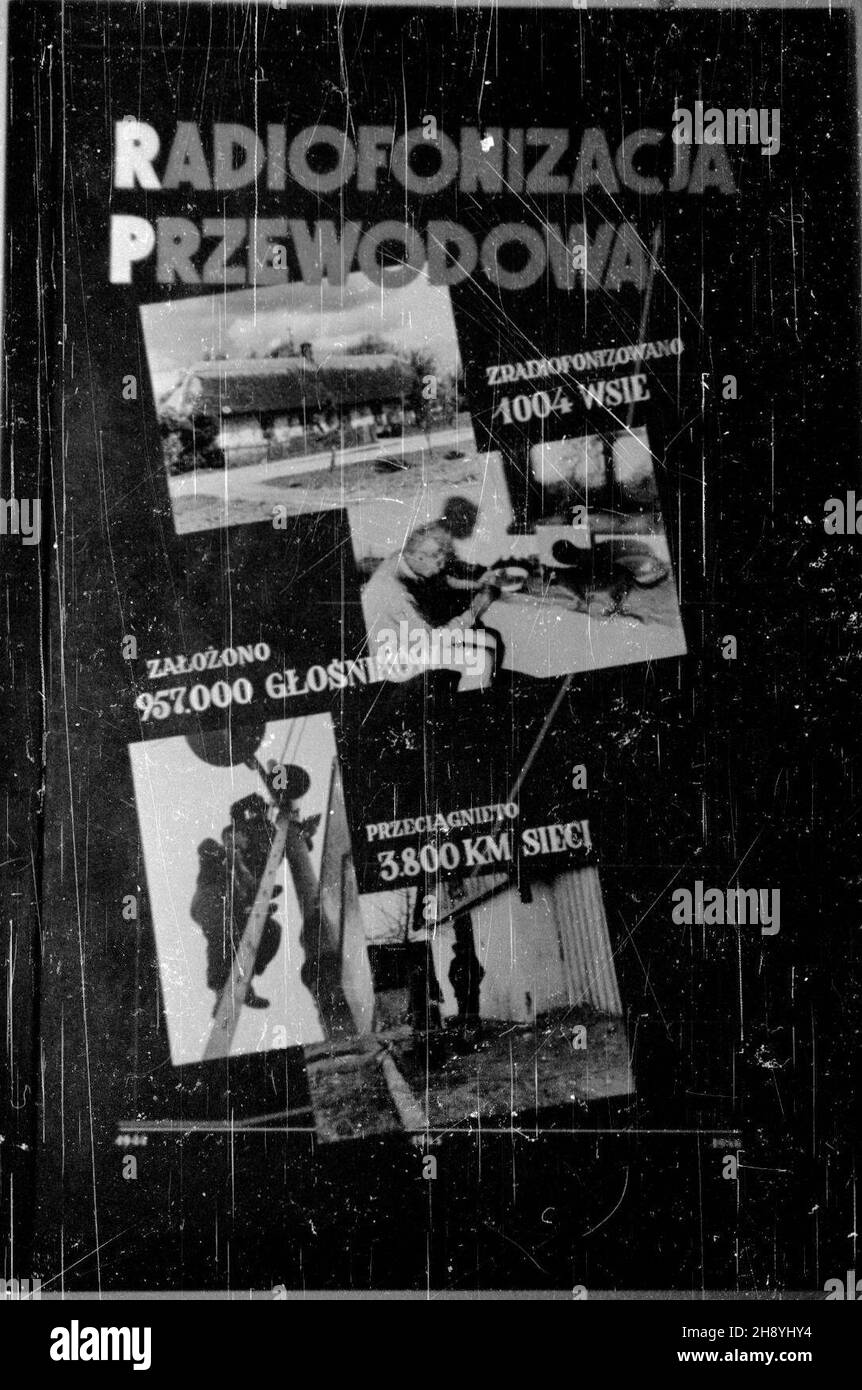 Wroc³aw, 1946-09-29. W budynku inauguruj¹cej dzia³alnoœæ rozg³oœni radiowej otwardo wystawê obrazuj¹c¹ odbudowê radiofonii polskiej. Ukazywa³a te¿ rozmiar wojennych zniszczeñ. NZ. Plansza wystawowa, przedstawiaj¹ca osi¹gniêcia w dziedzinie radiofonizacji przewodowej kraju. mw PAP Wroclaw, 29 settembre 1946. La mostra raffigurante la ricostruzione e le realizzazioni della radio polacca si è aperta nella costruzione di una stazione radio che ha iniziato la trasmissione. Nella foto: Il consiglio di esposizione presenta i risultati ottenuti nell'aumento del numero di set di raio di filo nel paese. mw PAP Foto Stock