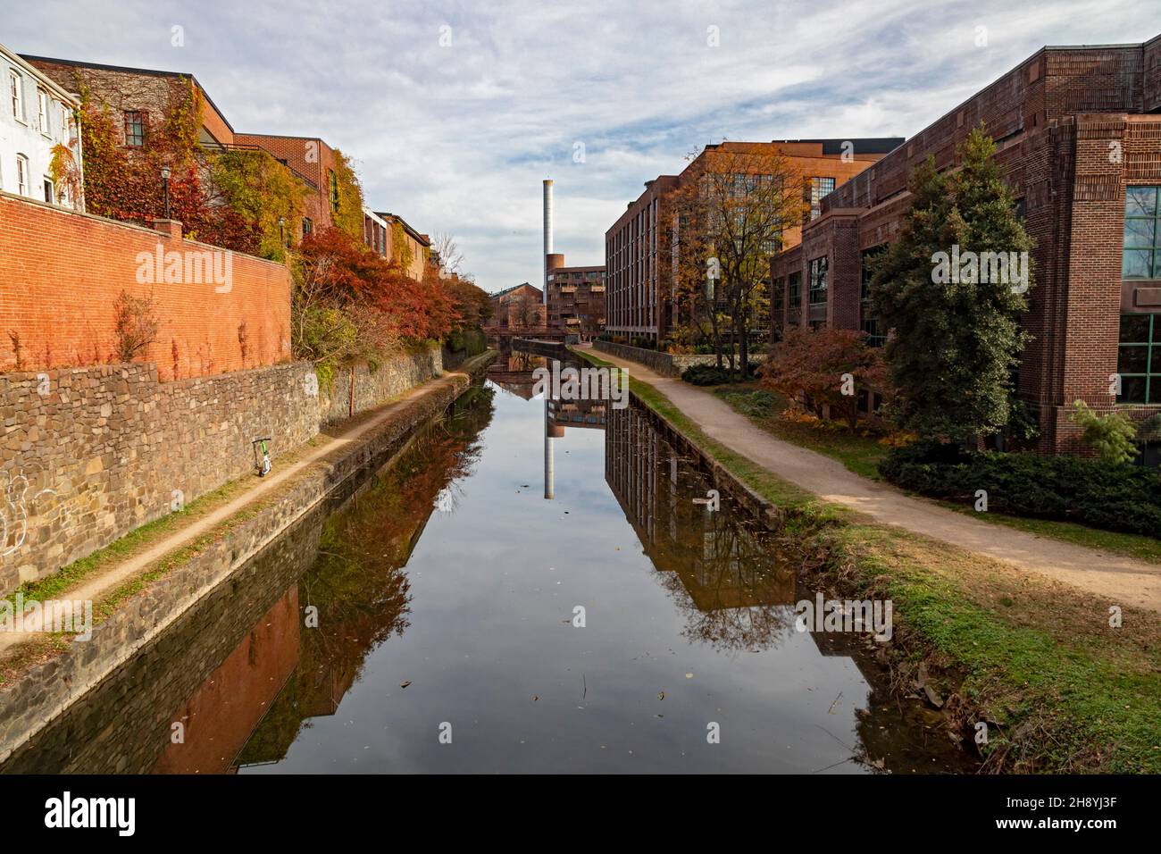 Washington, DC - lo storico Chesapeake e il canale dell'Ohio a Washington, in zona Georgetown. Il canale si estende per 184.5 miglia fino a Cumberland, Maryland Foto Stock