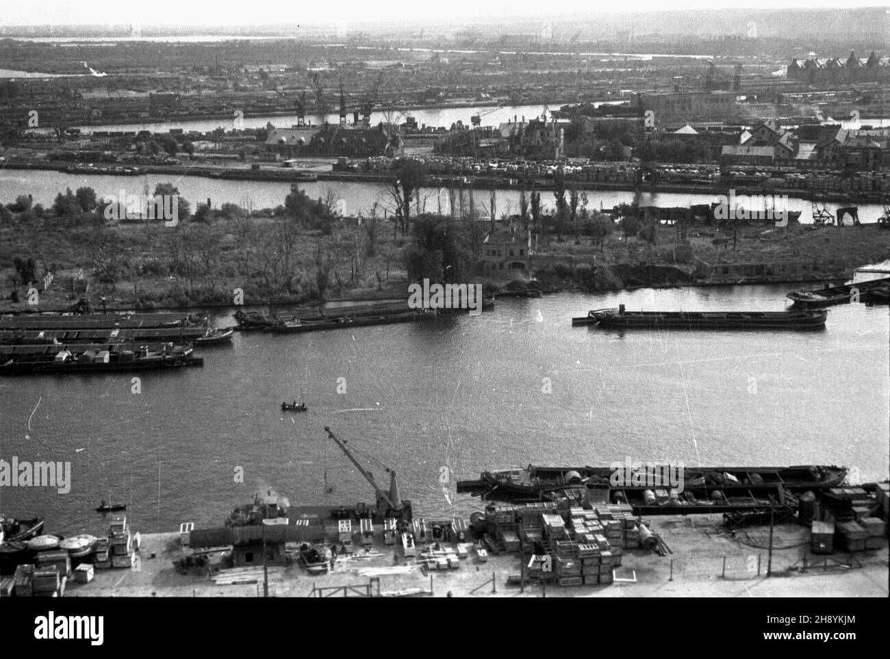 Szczecin, 1946 r. Nabrze¿e i zabudowania portowe. po/dl PAP/B. Lambach Szczecin, 1946. Wharf e edifici portuali. po/dl PAP/B. Lambach Foto Stock