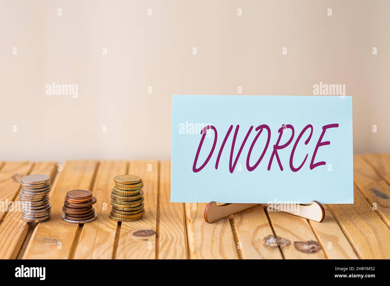 Scrittura visualizzazione testo divorzio. Parola scritta su scioglimento  legale del matrimonio separazione dissenso vuoto foglio di carta sul  Titolare accanto Foto stock - Alamy