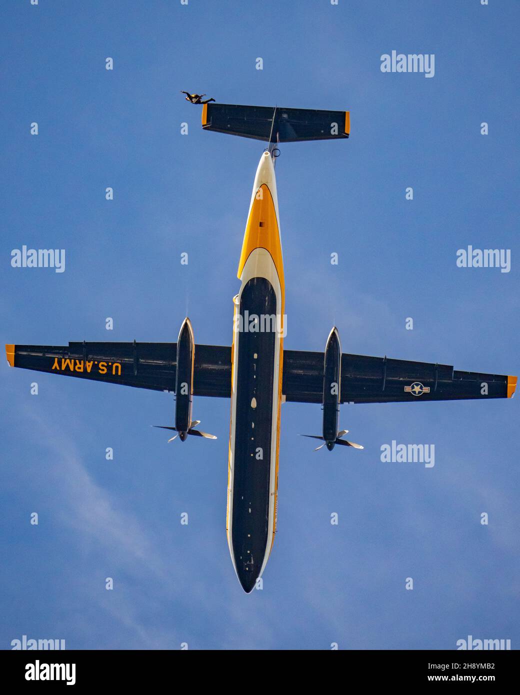 Un membro della squadra di paracadute dell'esercito degli Stati Uniti, i 'Cavalieri d'oro', esce un aereo C-147A sopra una partita di calcio dell'università della Florida a Gainesville, FL, 27 novembre 2021. I Cavalieri d'Oro eseguono dimostrazioni di paracadute per il pubblico americano in tutto il paese. (STATI UNITI Esercito foto di Sgt. Brian Collett) Foto Stock