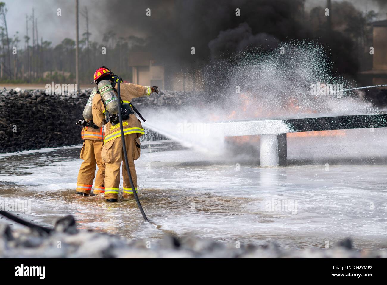 Gli aerei statunitensi partecipano a un corso di addestramento sulla protezione antincendio della bandiera d'argento presso la base dell'aeronautica militare di Tyndall, Florida, 4 novembre 2021. Silver Flag è un corso di 10 giorni per ingegneri civili e personale di supporto della forza che dispone di protezione antincendio, forza letto-giù, addestramento convoglio, preparazione alle catastrofi, smaltimento di ordigni esplosivi, servizi alimentari e capacità di alloggio, operazioni di guerra chimica, responsabilità del personale e recupero avanzato della base dopo l'attacco. (STATI UNITI Air Force foto di Airman 1a classe Tiffany Prezzo) Foto Stock