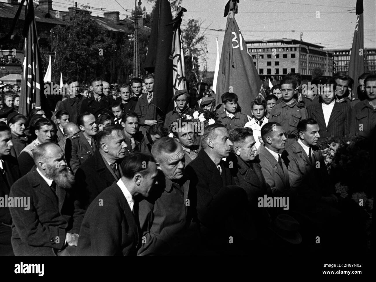 Warszawa, 1946-10-02. Uczestnicy mszy polowej odprawianej podczas uroczystego ods³oniêcia tablicy przy ul. Pu³awskiej 13 w miejscu publicznej egzekucji dokonanej przez Niemców. po/gr PAP/Jerzy Baranowski Varsavia, 2 ottobre 1946. Una messa di campo durante la presentazione di una targa commemorativa a 13, via Pulawska, il luogo di un'esecuzione pubblica da parte degli occupanti tedeschi polacchi tempo di guerra. po/gr PAP/Jerzy Baranowski Foto Stock