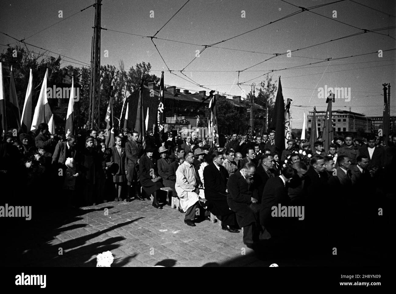 Warszawa, 1946-10-02. Uczestnicy mszy polowej odprawianej podczas uroczystego ods³oniêcia tablicy przy ul. Pu³awskiej 13 w miejscu publicznej egzekucji dokonanej przez Niemców. po/gr PAP/Jerzy Baranowski Varsavia, 2 ottobre 1946. Partecipanti a una messa sul campo durante la presentazione di una targa in via Pulawska 13, il luogo di un'esecuzione pubblica eseguita dai tedeschi. po/gr PAP/Jerzy Baranowski Foto Stock