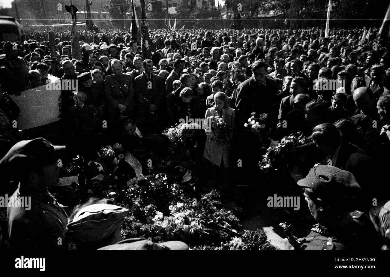 Warszawa, 1946-10-02. Uroczyste ods³oniêcie tablicy pami¹tkowej przy ul. Pu³awskiej 13 w miejscu publicznej egzekucji dokonanej przez hitlerowskich okupantów podczas II wojny œwiatowej. NZ. wieñce i warty honorowe przed tablic¹. po/ms PAP/Jerzy Baranowski Varsavia, 2 ottobre 1946. La presentazione di una lapide commemorativa al 13, via Pulawska, il sito di un'esecuzione pubblica da parte degli occupanti tedeschi polacchi in tempo di guerra. Foto: Corone e una guardia d'onore. po/ms PAP/Jerzy Baranowski Foto Stock