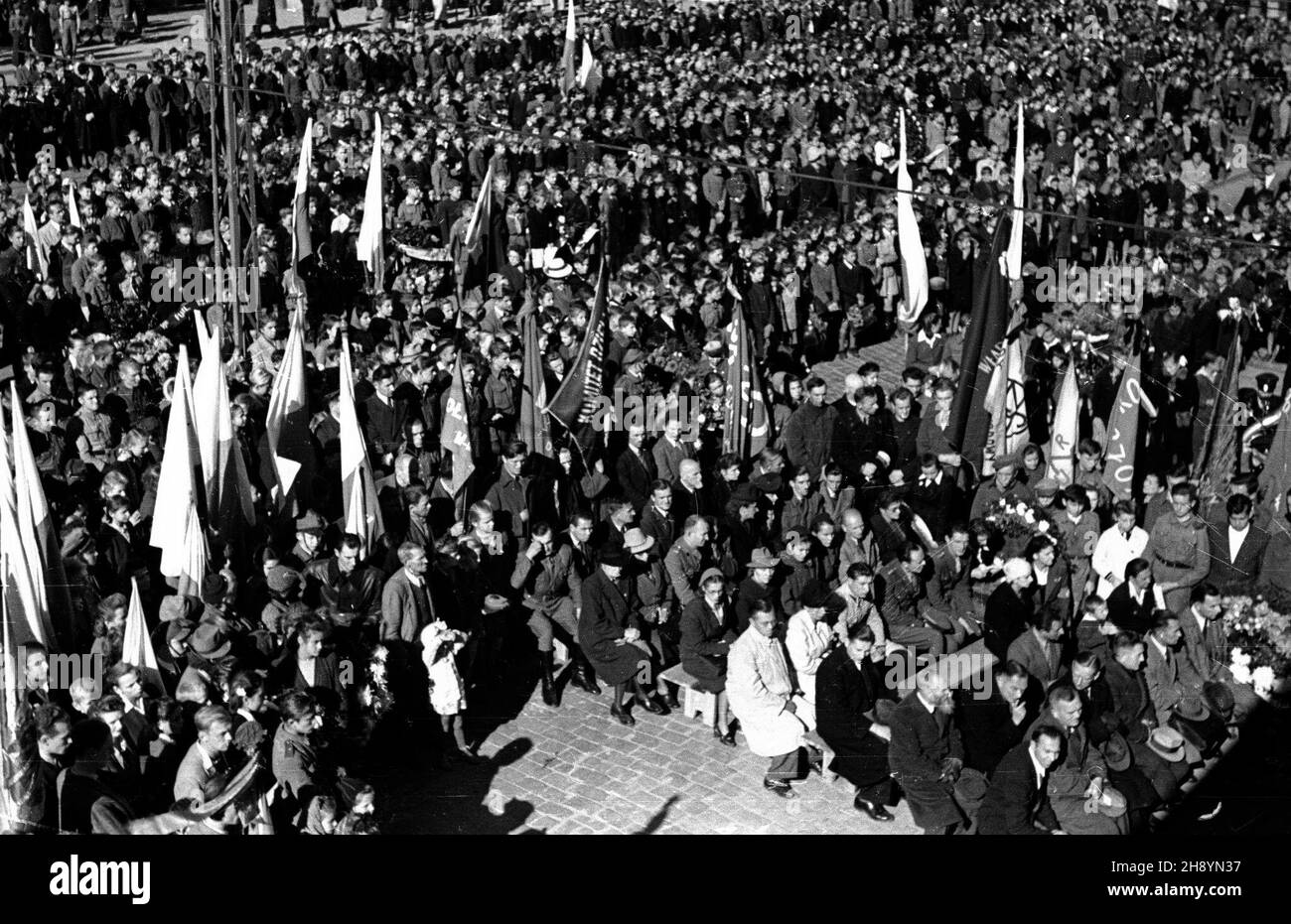 Warszawa, 1946-10-02. Uroczyste ods³oniêcie tablicy pami¹tkowej przy ul. Pu³awskiej 13 w miejscu publicznej egzekucji dokonanej przez hitlerowskich okupantów podczas II wojny œwiatowej. NZ. Msza polowa. po/ms PAP/Jerzy Baranowski Varsavia, 2 ottobre 1946. Svelamento di una targa in via Pulawska 13, il luogo di un'esecuzione pubblica eseguita dai tedeschi durante la seconda guerra mondiale Nella foto: Una massa di campo. po/ms PAP/Jerzy Baranowski Foto Stock