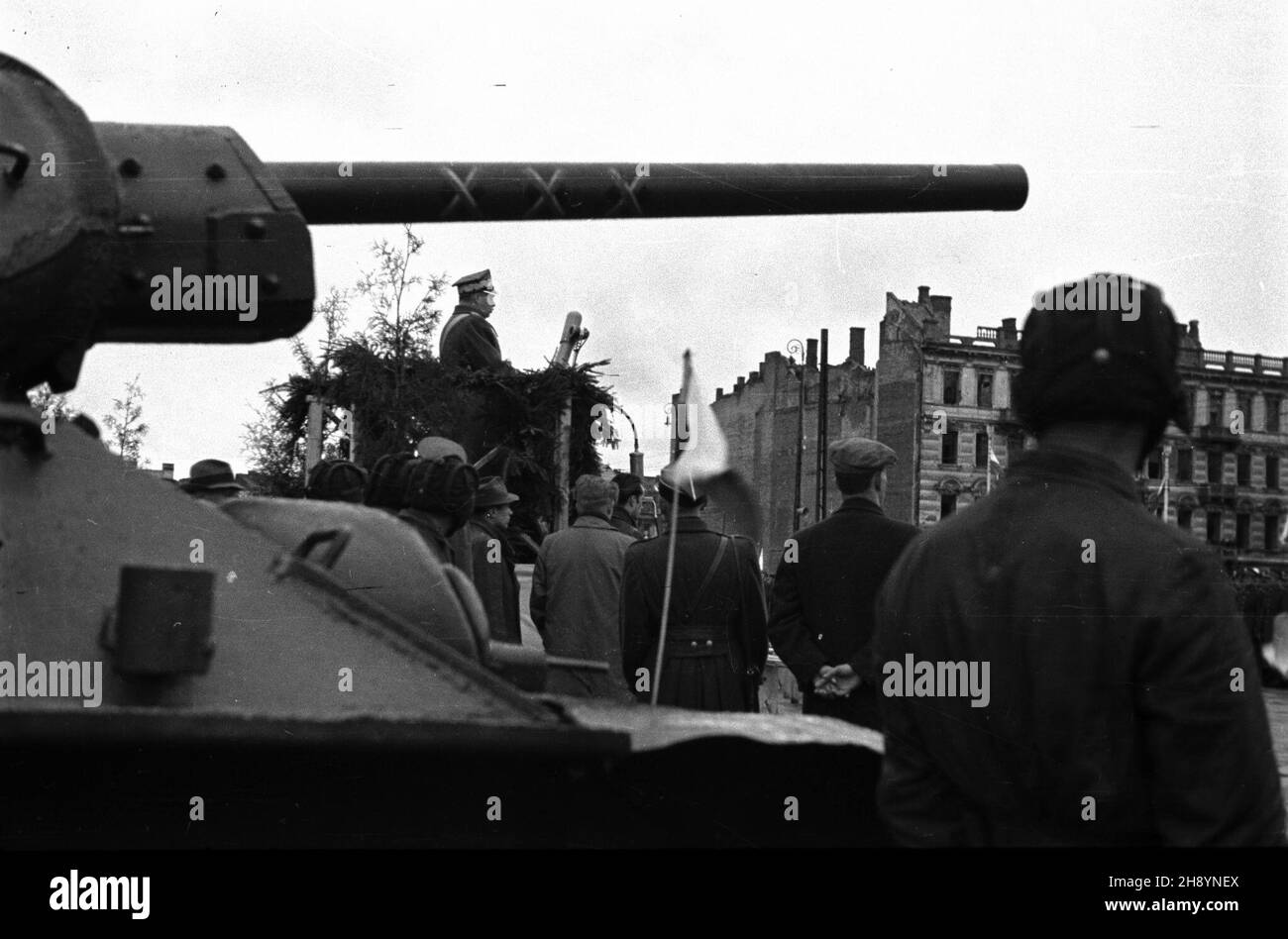 Warszawa, 1946-10-13. Defilada ¿o³nierzy i dywizji im. Tadeusza Koœciuszki na placu Zwyciêstwa. NZ. Przemawia Marsza³ek Polski Micha³ Rola-¯ymierski. po/gr PAP/Jerzy Baranowski Varsavia, 13 ottobre. 1946. Sfilata di soldati della prima Divisione Tadeusz Kosciuszko in piazza Zwyciestwa. Nella foto: Parla il maresciallo polacco Michal Rola-Zymierski. po/gr PAP/Jerzy Baranowski Foto Stock