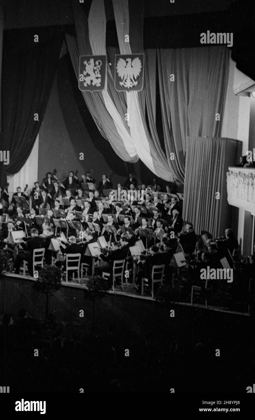 Warszawa, 1946-10-27. Koncert Orkiestry Filharmonii Czeskiej pod dyrkecj¹ Rafaela Kubelika w teatrze Roma w przeddzieñ œwiêta narodowego Czechos³owacji. ps/gr PAP Varsavia, 27 ottobre 1946. Concerto dell'Orchestra Filarmonica Ceca diretto da Rafael Kubelik al Teatro Roma alla vigilia della Giornata Nazionale della Cecoslovacchia. ps/gr PAP Foto Stock