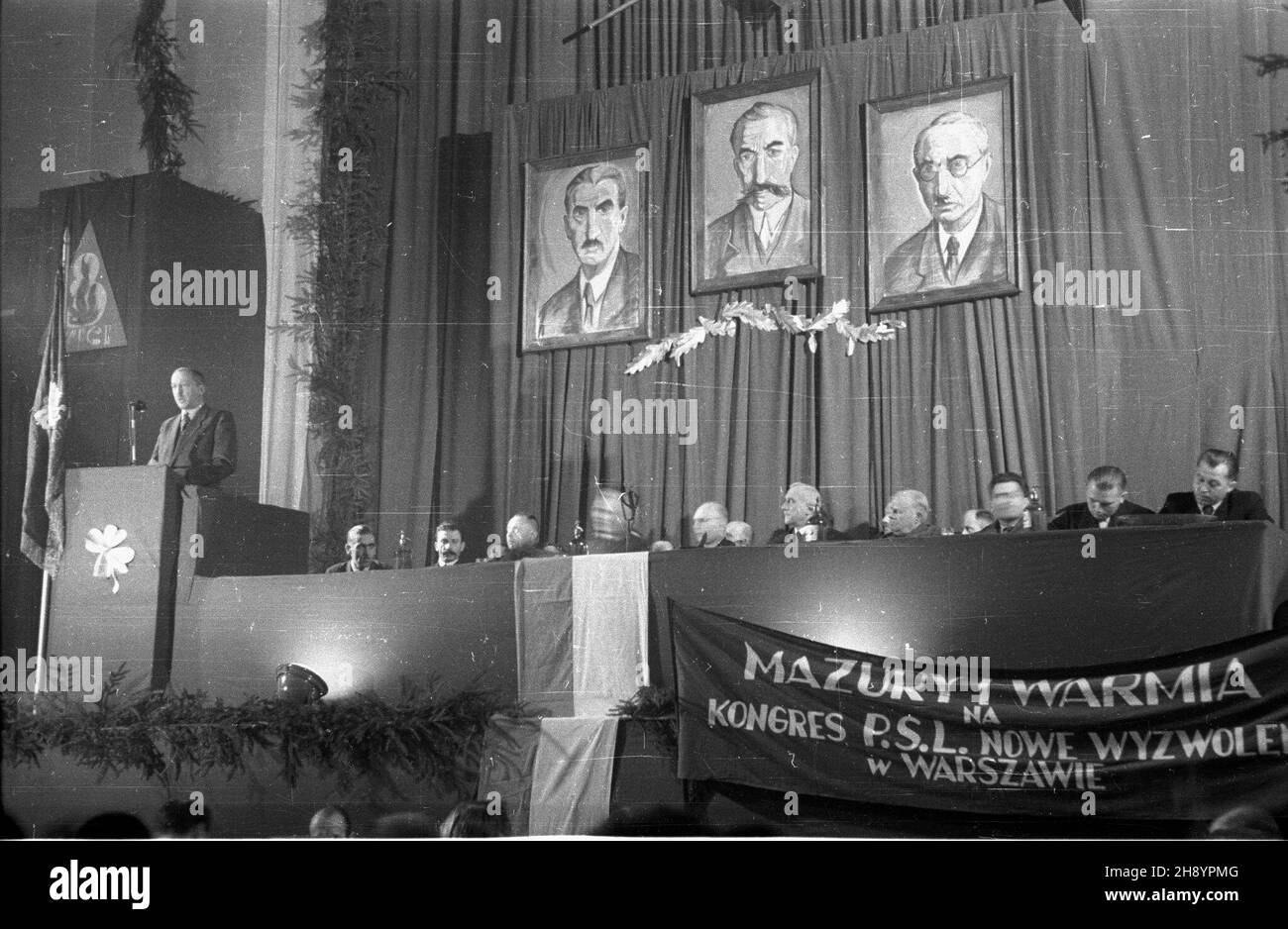 Warszawa, 1946-10-27. I Kongres Polskiego Stronnictha Ludowego (PSL) Nowe Wyzwolenie, w dniach 27-28 X 1946 r. Za sto³em prezydialnym m.in. Tadeusz rek (6P), którego Rada Naczelna wybra³a na prezesa Centralnego Komitetu Wykonawczego partii. ka PAP Varsavia, 27 ottobre 1946. Il primo Congresso del Partito contadino polacco (PSL) Nowe Wyzwolenie (Nuova Liberazione) si è tenuto tra il 27 e il 28 ottobre 1946. Al tavolo del presidium Tadeusz rek (6° destra), eletto presidente del Comitato esecutivo centrale del partito dal Consiglio principale Foto Stock