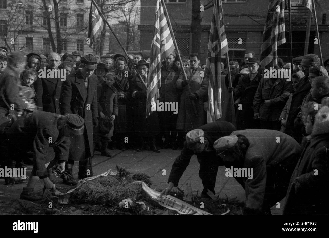 Warszawa, 1946-11-01. Obchody dnia Wszystkich Œwiêtych w miejscach straceñ, zorganizowane przez polski Zwi¹zek By³ych WiêŸniów Politycznych. NZ. sk³adanie wieñców w alei Szucha 25, gdzie w czasie okupacji mieœci³a siê siedziba niemieckiej Policji Bezpieczeñstwa i S³u¿di Bezpieczeñstwa Dystryktu Warszawskiego. ka PAP/Stanis³aw D¹browiecki Varsavia, 1 novembre 1947. Celebrazioni della Giornata di tutti i Santi nei luoghi di esecuzione organizzati dall'Unione Polacca degli ex prigionieri politici. Nella foto: Corona che si posa in 25 Szucha Avenue dove la sede della polizia di sicurezza tedesca e servizio di sicurezza della Warsa Foto Stock