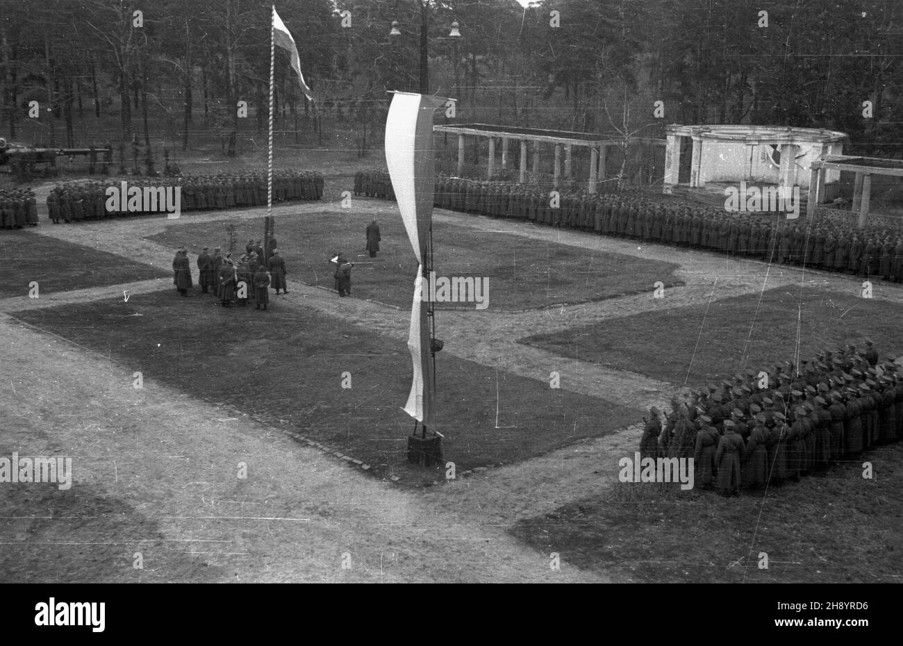 Rembertów, 1946-11. Zakoñczenie pierwszego po wojnie rocznego kursu zorganisowanego przez Centrum Wyszkolenia Piechoty w Rembertowie. S³uchaczami kursu byli zarówno oficerowie frontowi byli partyzanci Armii Ludowej i Armii Krajowej, jak i oficerowie przedwojenni, którzy po kampanii wrzeœniowej dogali siê do niewoli i wojnê przebyli w obozie. W uroczystoœci wzi¹³ udzia³ Szef Sztabu Generalnego Ludowego Wojska Polskiego genera³ broni W³adys³aw Korczyc. NZ. Absolwenci na placu apelowym. Come PAP/Stanis³aw D¹browiecki Dok³adny dzieñ wydarzenia nieustalony. Rembertow, novembre 1946. Il concl Foto Stock