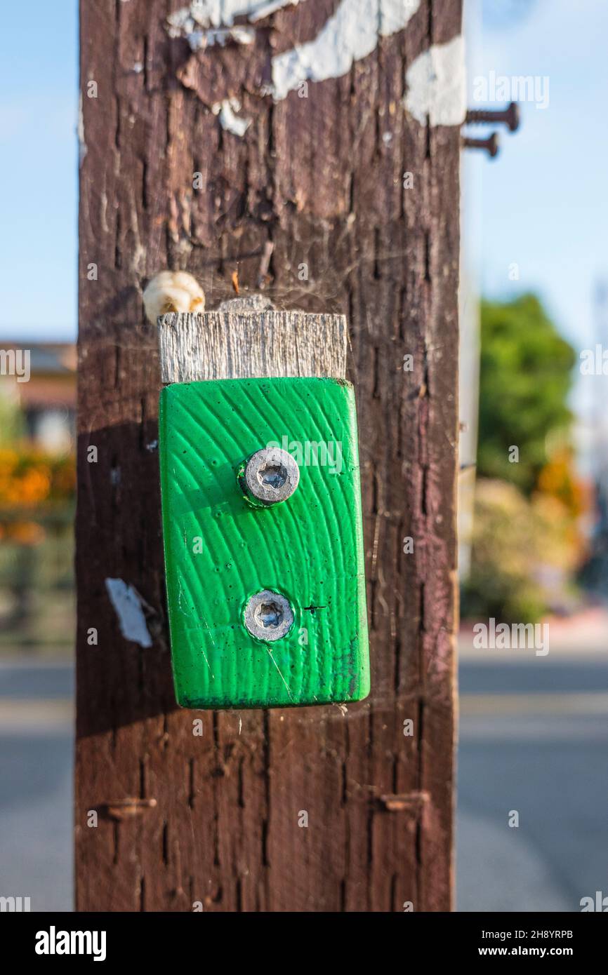 Un collage pubblico su un palo telefonico nella Funk zone di Santa Barbara, California. Foto Stock
