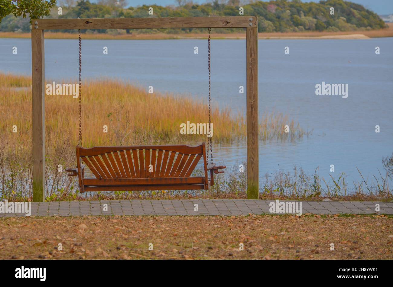 Una panchina che domina la palude nella città di Sunset Beach, Brunswick County, North Carolina Foto Stock