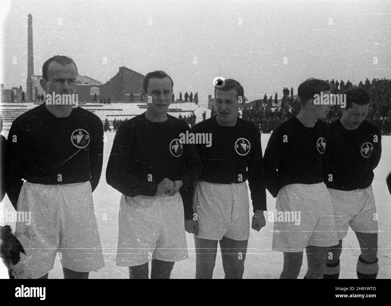 Warszawa, 1946-11-17. Mecz o mistrzostwo Polski Polonia Warszawa - Warta Poznañ (2:2) rozgrywany na stadionie Wojska Polskiego przy ul. £azienkowskiej 3. pi³karze na boisku Legii przed meczem: Zdzis³aw Gierwatowski (1L) - 150 wystêp w barwach Czarnych Koszul, Stanis³aw WoŸniak (2L), Antoni Wo³osz (3L), Jerzy Szularz (4L), Zygmunt Ochmañski (5L) ¯yszkowski Varsavia, 17 novembre 1946. La partita per il Campionato Polacco tra Polonia Warszawa e Warta Poznan (2 a 2) ha giocato al campo di calcio dell'Esercito Polacco in via 3 Lazienkowska. Nella foto: Giocatori di calcio prima della partita: Foto Stock