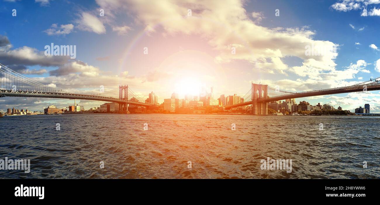 La luce del sole splende sullo skyline del centro di Brooklyn tra i ponti di Manhattan e Brooklyn a New York City NYC Foto Stock