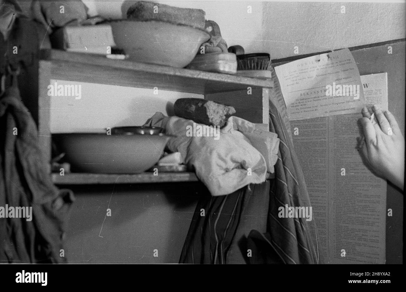 Warszawa, 1946-12. Wiêzienie mokotowskie. Wnêtrze celi, w której osadzono zbrodniarzy hitlerowskich, wydanych w³adzom polskim i s¹dzenych przez Najwy¿szy Trybuna³ Narodowy (NTN). po/ms PAP/Jerzy Baranowski Dok³adny dzieñ wydarzenia nieustalony. Varsavia, 1946 dicembre. Una prigione nel distretto di Mokotow. Una cella in cui i criminali di guerra nazisti furono messi dopo essere stati ceduti in Polonia e processati dal Supremo Tribunale Nazionale. po/ms PAP/Jerzy Baranowski Foto Stock